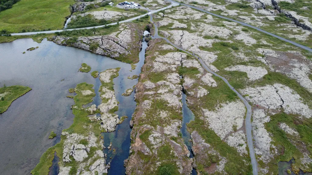 Izlandi jegesfürdő és búvárkodás két kontinens határán, a Silfva-hasadéknál, búvárkodás, merülés, Izland, Silfva, víz, jeges víz, tenger, folyó, búvár 