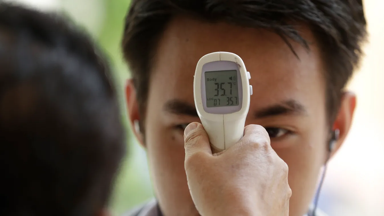 Manila, 2020. január 31.
Érintésmentes eszközzel mérik egy tanuló testhőmérsékletét, hogy megelőzzék az új koronavírus terjedését Manilában 2020. január 31-én. A Fülöp-szigeteken már megjelent az új vírus. Az Egészségügyi Világszervezet (WHO) január 30-án