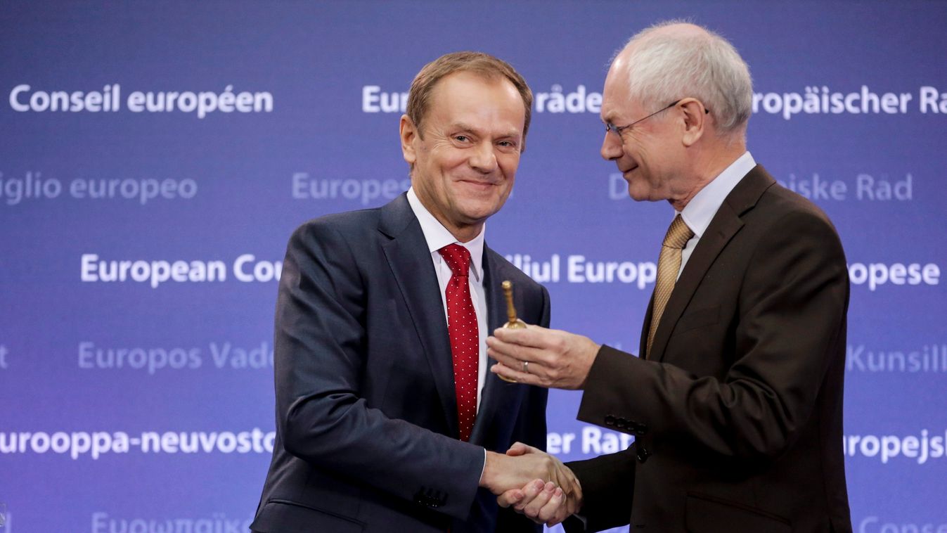 TUSK, Donald; VAN ROMPUY, Herman Brüsszel, 2014. december 1.
Herman Van Rompuy, az Európai Tanács távozó belga elnöke (j) üdvözli utódját, Donald Tusk volt lengyel miniszterelnököt Brüsszelben 2014. december elsején. Tusk ezen a napon hivatalosan átveszi 