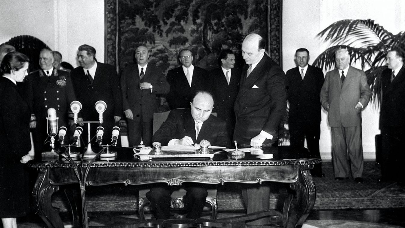 aláírás TÖRTÉNELEM 1950-59 aláírás TÖRTÉNELEM Varsóban 1955. májusában megalakult az európai szocialista országok védelmi katonai-politikai szervezete, a Varsói Szerződés. Az egyezmény aláírói: Albánia, Bulgária, Csehszlovákia, Lengyelország, Magyarország