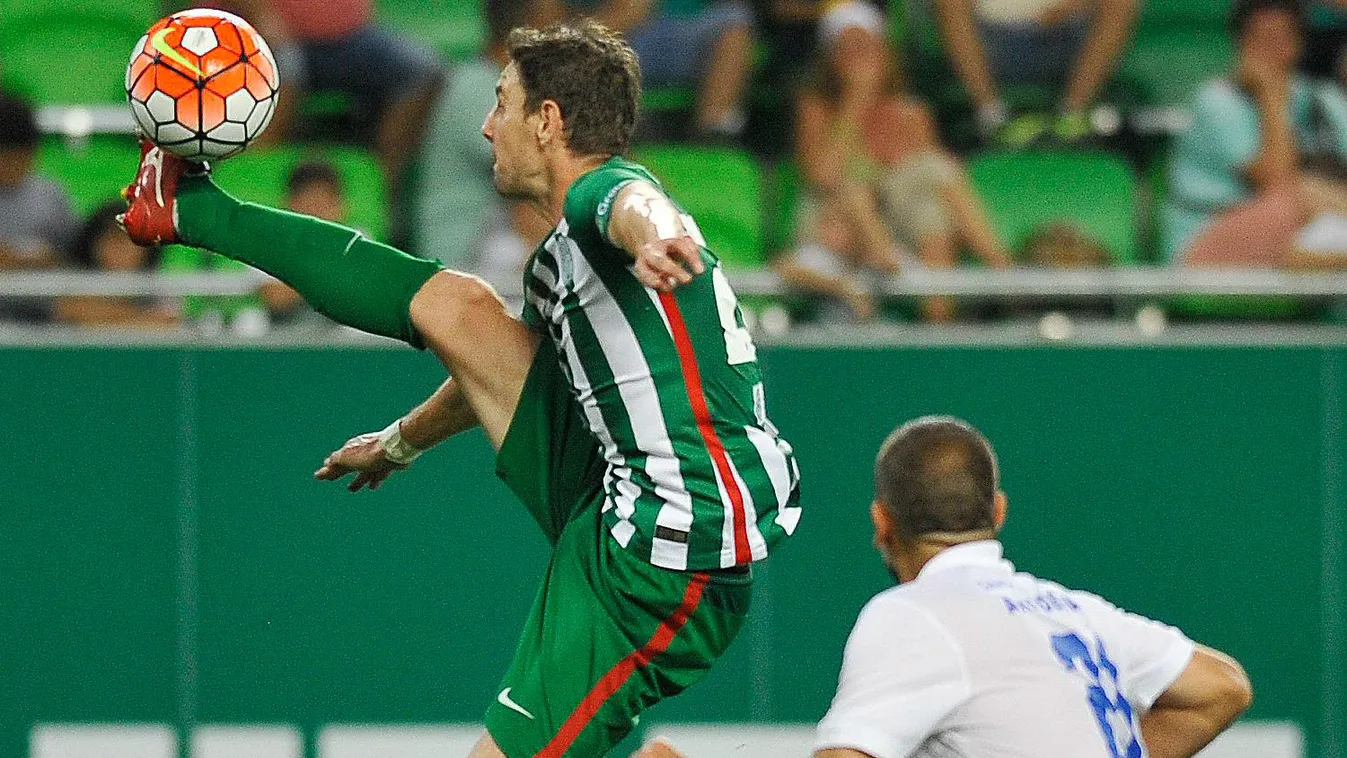 A ferencvárosi gólszerző Gera Zoltán (b) és Dragan Vukmir, az MTK játékosa a labdarúgó OTP Bank Liga 5. fordulójában játszott Ferencváros -MTK Budapest mérkőzésen a Groupama Arénában 2015. augusztus 15-én. Ferencváros -MTK Budapest 2-0. 