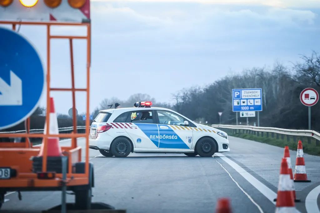 M1, autópálya, baleset, 26-os kilométer, személyautók, kamion, ütközés, kigyulladt autók, karambol, 2023. 03. 11. Pest vármegye határa, Mány, Bicske, Zsámbék 