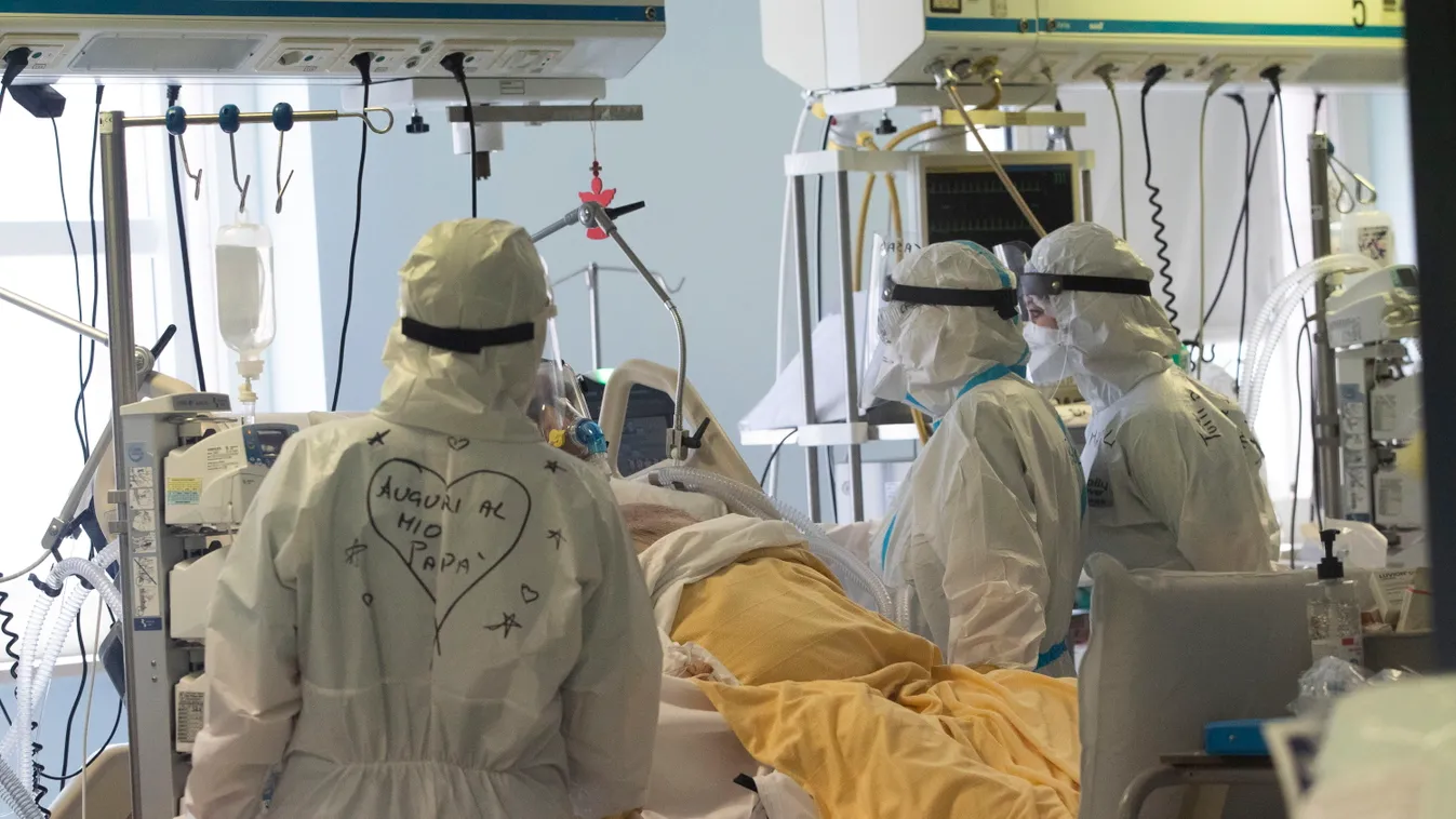 Róma, 2021. március 19.
Az új koronavírus okozta betegségben szenvedő pácienst kezelnek a római San Filippo Neri kórház intenzív osztályán 2021. március 19-én. A felirat jelentése: a legjobb kívánságok apámnak.
MTI/AP/Alessandra Tarantino 