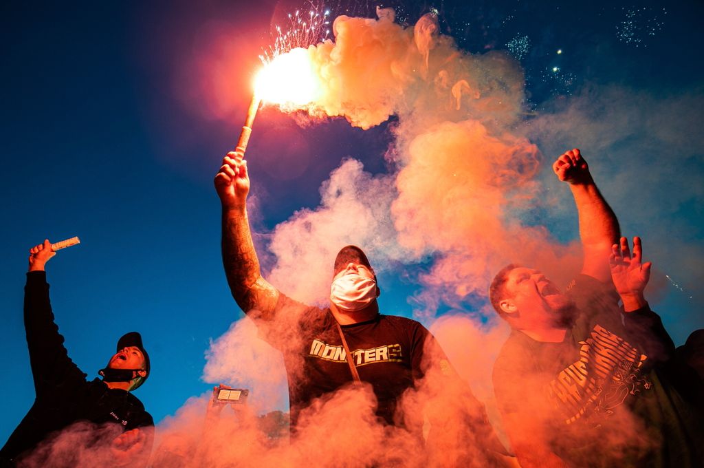 Szurkolók ünnepelnek, miután a Ferencváros labdarúgói átvették az aranyérmet és a bajnokcsapatnak járó kupát a Groupama Arénában 