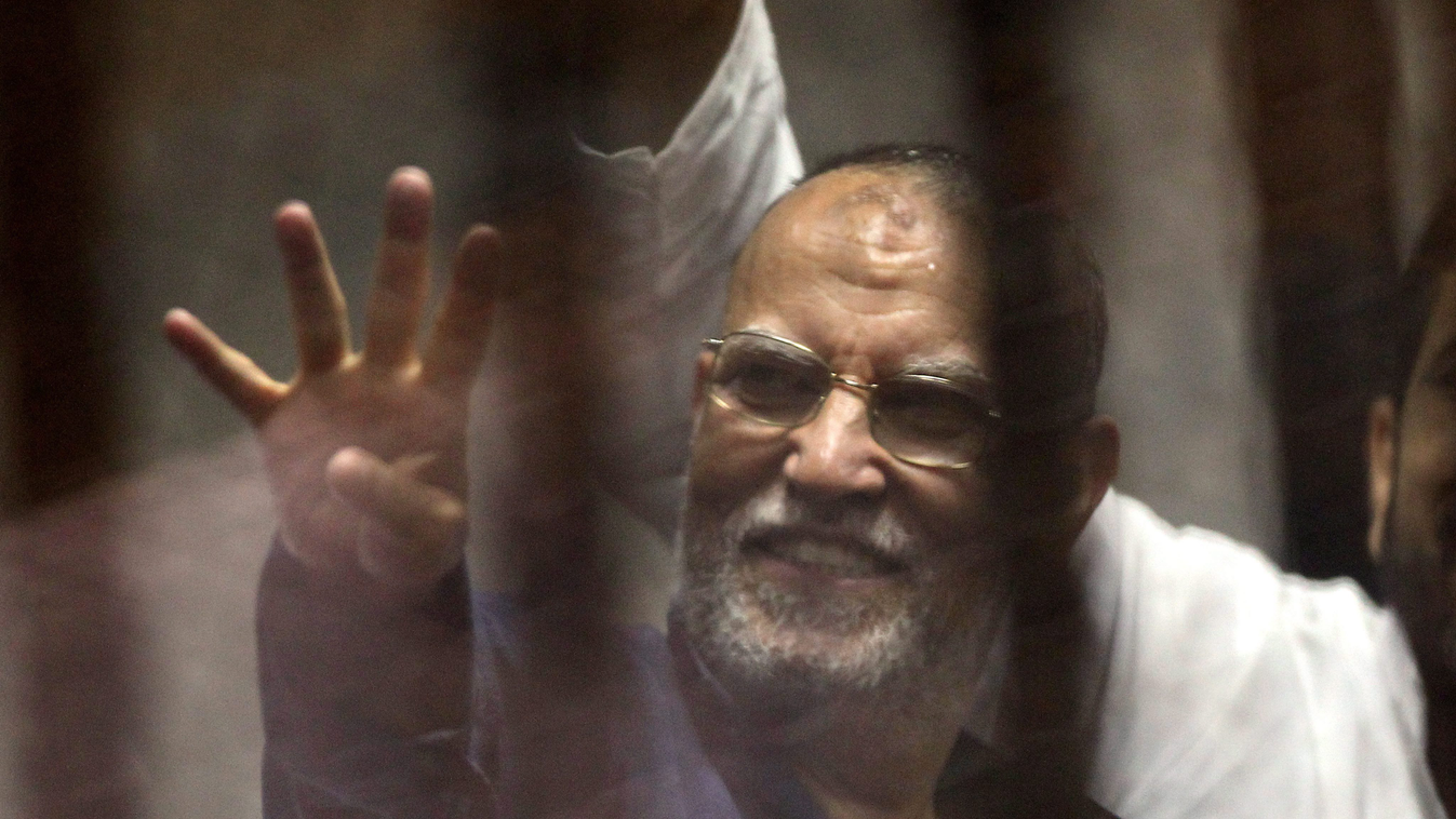 MURSZI, Mohamed Esszam el-Erian, a Muzulmán Testvériség iszlamista mozgalom egyik magas rangú tagja perének ítélethirdetésén, amelyet a kairói rendőrakadémia bírósági tárgyalótermében tartanak 2015. április 21-én. Mohamed Murszi megbuktatott iszlamista el