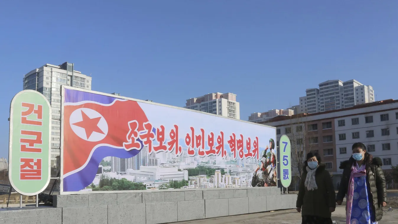 Phenjan, 2023. február 8.
Járókelők a Koreai Néphadsereg megalakulásának 75. évfordulója alkalmából kihelyezett óriásmolinó előtt a fővárosban, Phenjanban 2023. február 8-án. A felirat jelentése: „Megvédjük az országot, a népet és a  forradalmat.”
MTI/AP/