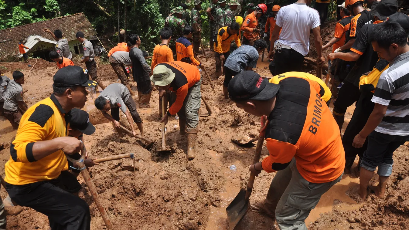 disaster ACCIDENT Purworejo Rescuers SEARCH nurphoto missing people LANDSLIDE Central Java Indonesia SQUARE FORMAT Rescuers search for missing people after a landslide at Suwonong village, Purworejo, Central Java, Indonesia, Feb. 6, 2016. Five bodies have