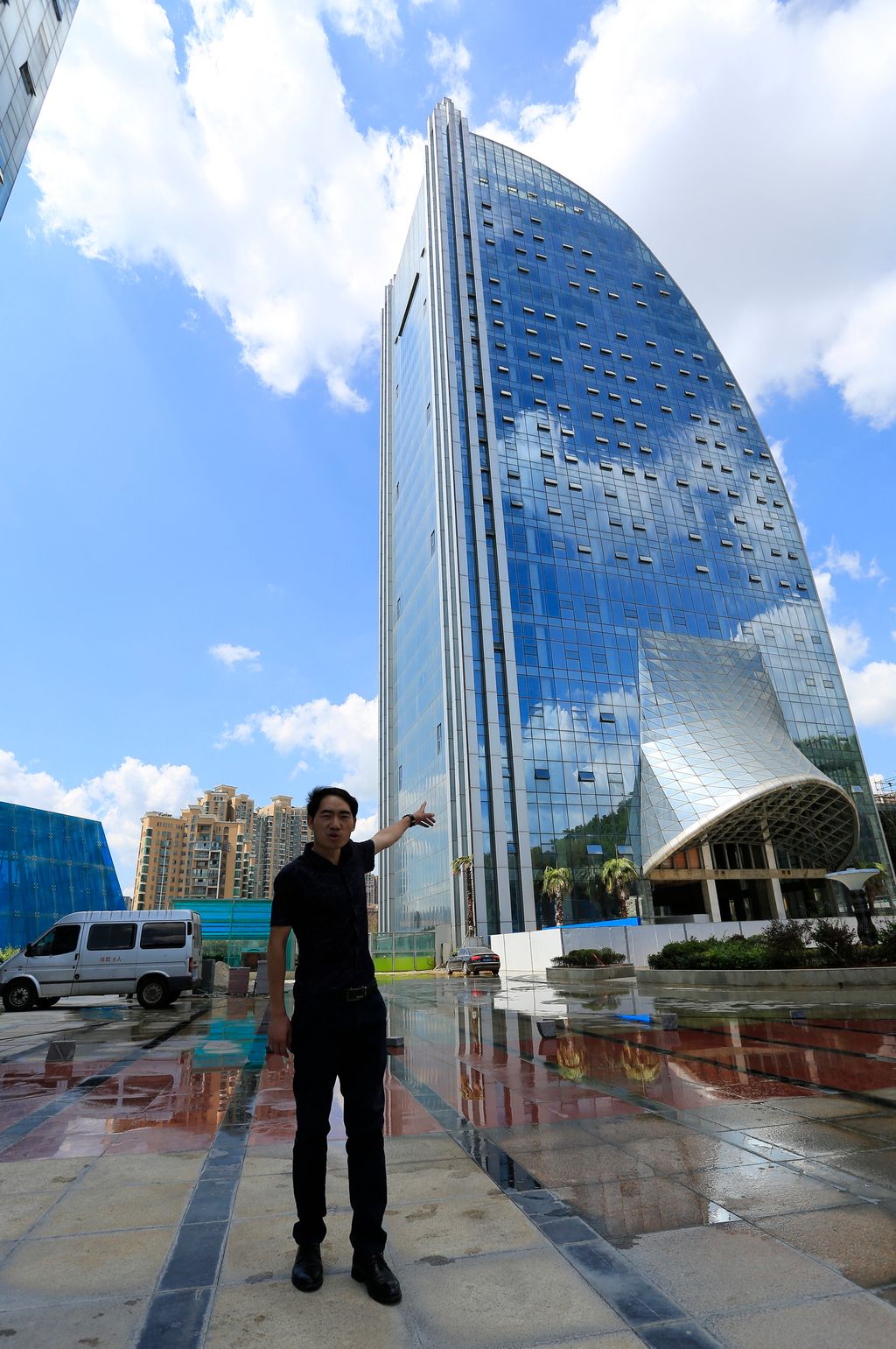 An artificial waterfall building was spotted in Guiyang China Chinese Guizhou Guiyang artificial waterfall office building Vertical mesterséges vízesés felhőkarcoló Kína 