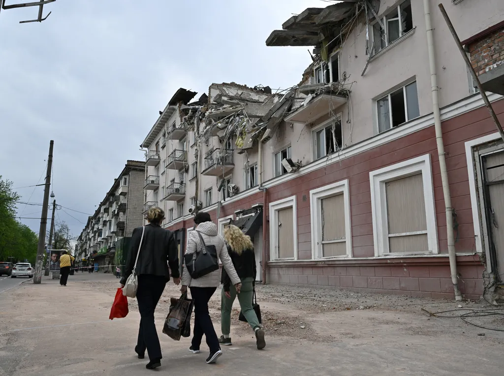 Ukrán válság 2022, orosz, ukrán, háború, Ukrajna, Csernyihiv, rakétatámadás, romok, romos épület 