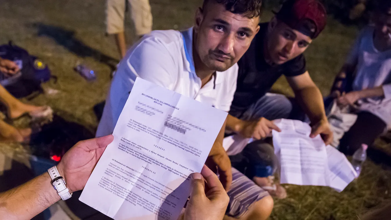 Menekült Menekültek Migránsok Menekült Menekültek Migránsok A Heti Betevő önkéntes szervezet ételosztása bevándorlóknak a kelenföldi pályaudvaron 