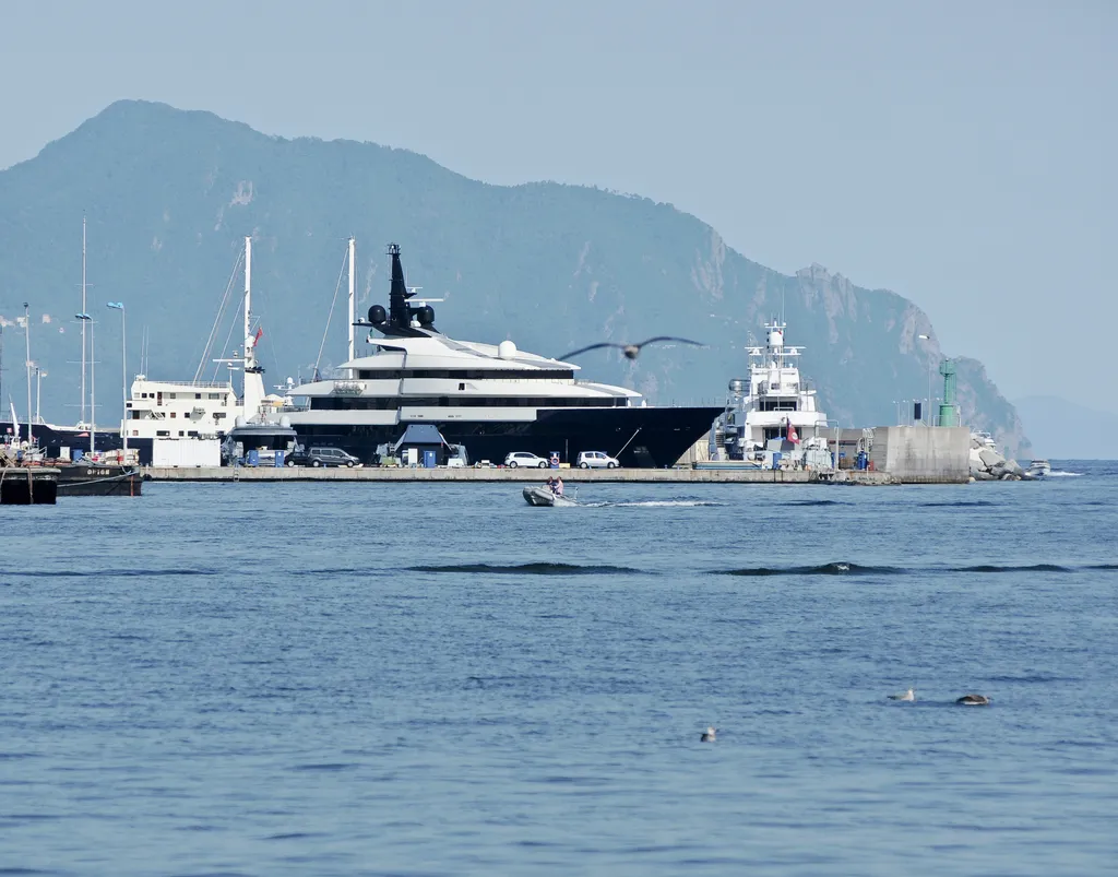 Seven Seas Spielberg Steven Spielberg eladja az álomjachtját 
 Genoa,,Italy,-,July,2,,2015:,Steven,Spielberg,Yacht,,The lighthouse,portofino,fuel,deck,rope,harbor,cabin,range,ship,holi 