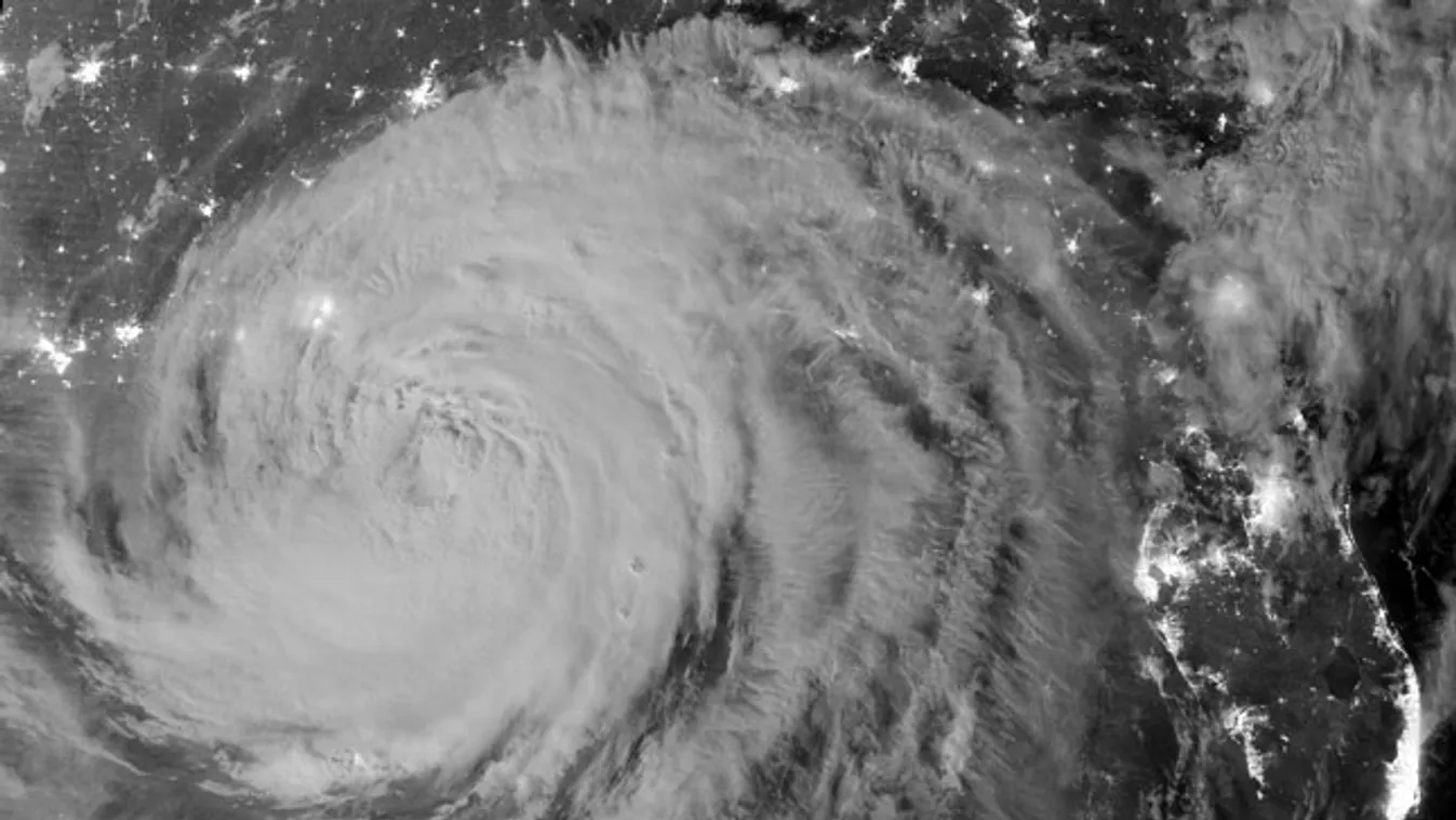 Isaac trópusi vihar a Mexikói-öböl fölött, éjszakai műholdkép