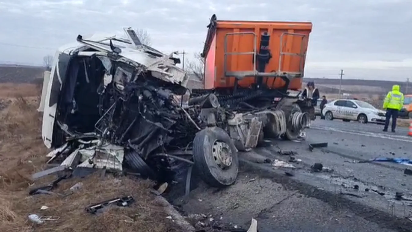 Románia halálos autóbaleset kisteherautó mentőautó kamion ütközés 