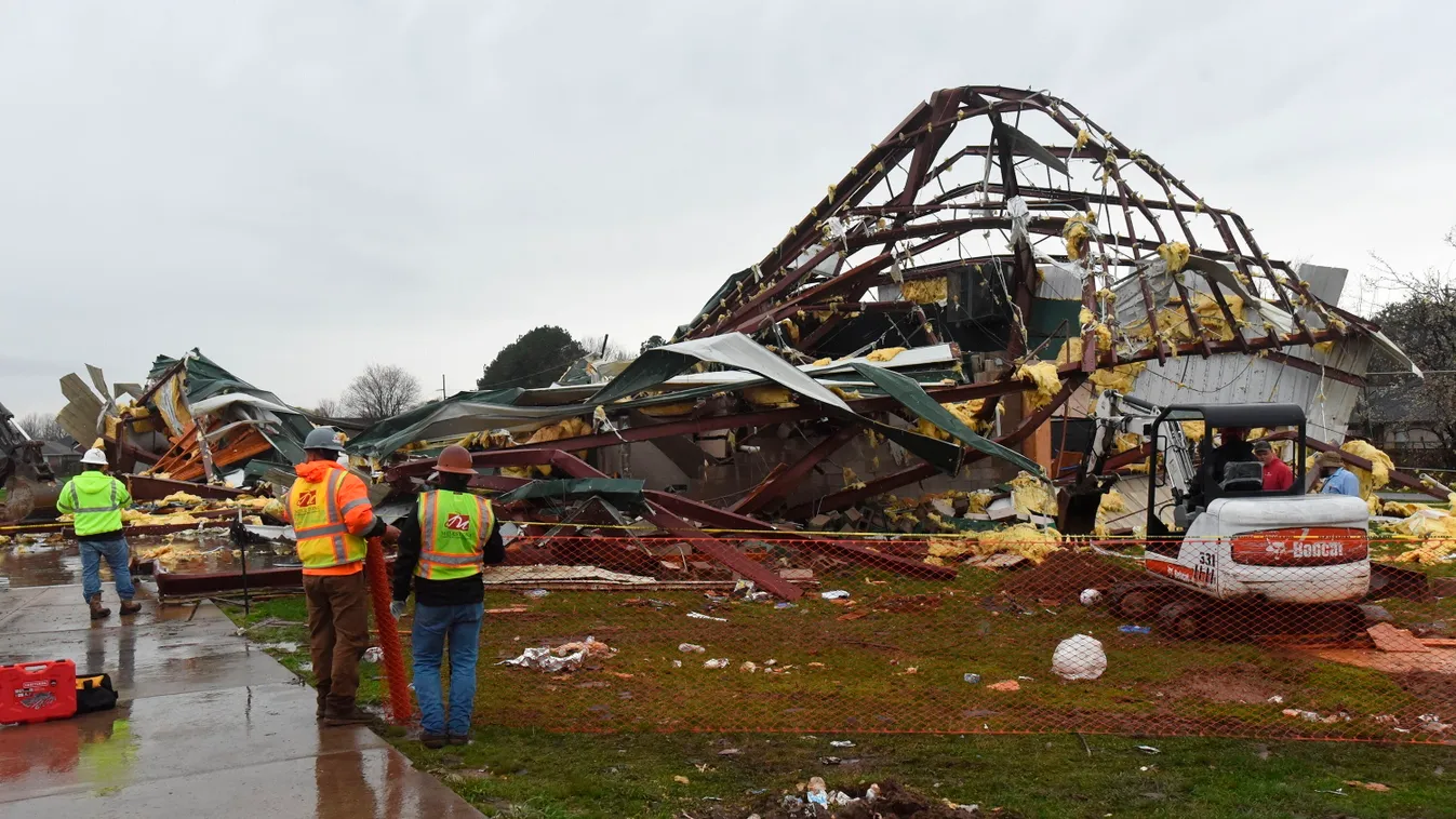 Springdale, 2022. március 31.
Munkások takarítják a tornádók okozta pusztítás nyomait az Arkansas állambeli Springdale-ben 2022. március 30-án.
MTI/AP/The Northwest Arkansas Democrat-Gazette/Flip Putthoff 