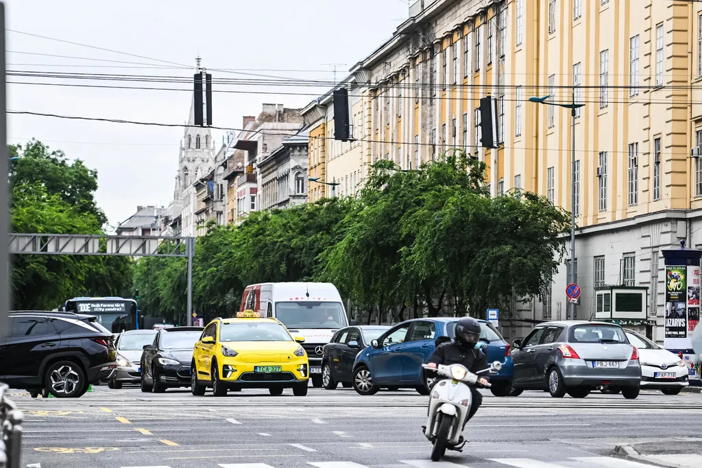 Üllői út, dugó, torlódás, autó, bicikli, kerékpár, sáv, kerékpársáv, 2023.08.30. Budapest 
