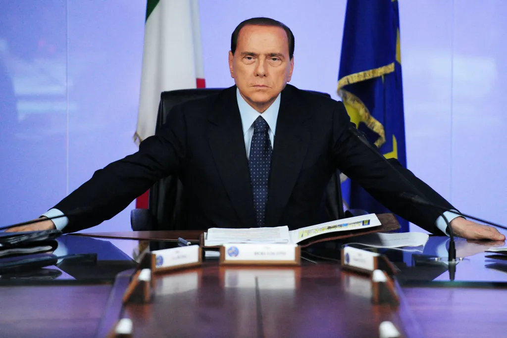 86 éves korában meghalt Silvio Berlusconi  Horizontal PRIME MINISTER SEATED VISIT MILITARY BASE OPEN ARMS FILE HEADSHOT POLITICS 