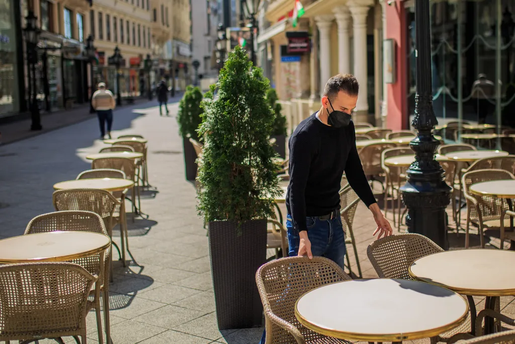 Kép leírása:koronavírus korona vírus járvány fertőzés betegség covid19 Budapest covid 19 nyitás vendéglő terasz 