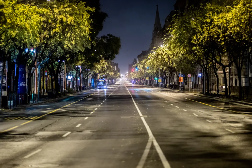 koronavírus, kijárási tilalom, kijárási, korlátozás, Budapest, este, üres utca 