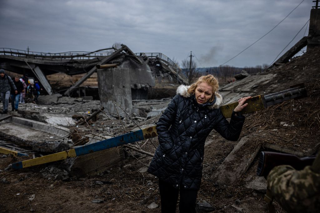 Ukrán válság 2022, orosz, ukrán, háború, Ukrajna, Irpiny, lebombázott híd, menekült, menekültek, katona, katonák 