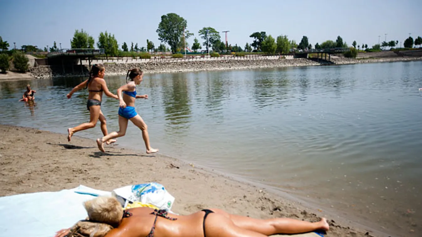 Fürdőzők Budapesten, strandidő, napozás, napernyő, felfújható medence 