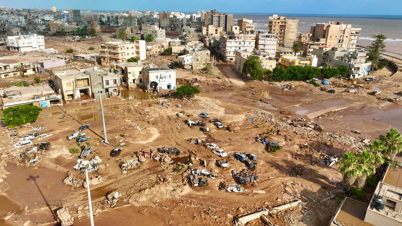 Derna, 2023. szeptember 12.
A pusztítás nyomai az árvíz sújtotta kelet-líbiai Dernában 2023. szeptember 12-én. A városban már több mint ezer halottat találtak. Az országot sújtó árvizek halálos áldozatainak száma elérheti a több ezret, az eltűnteké a 10 e