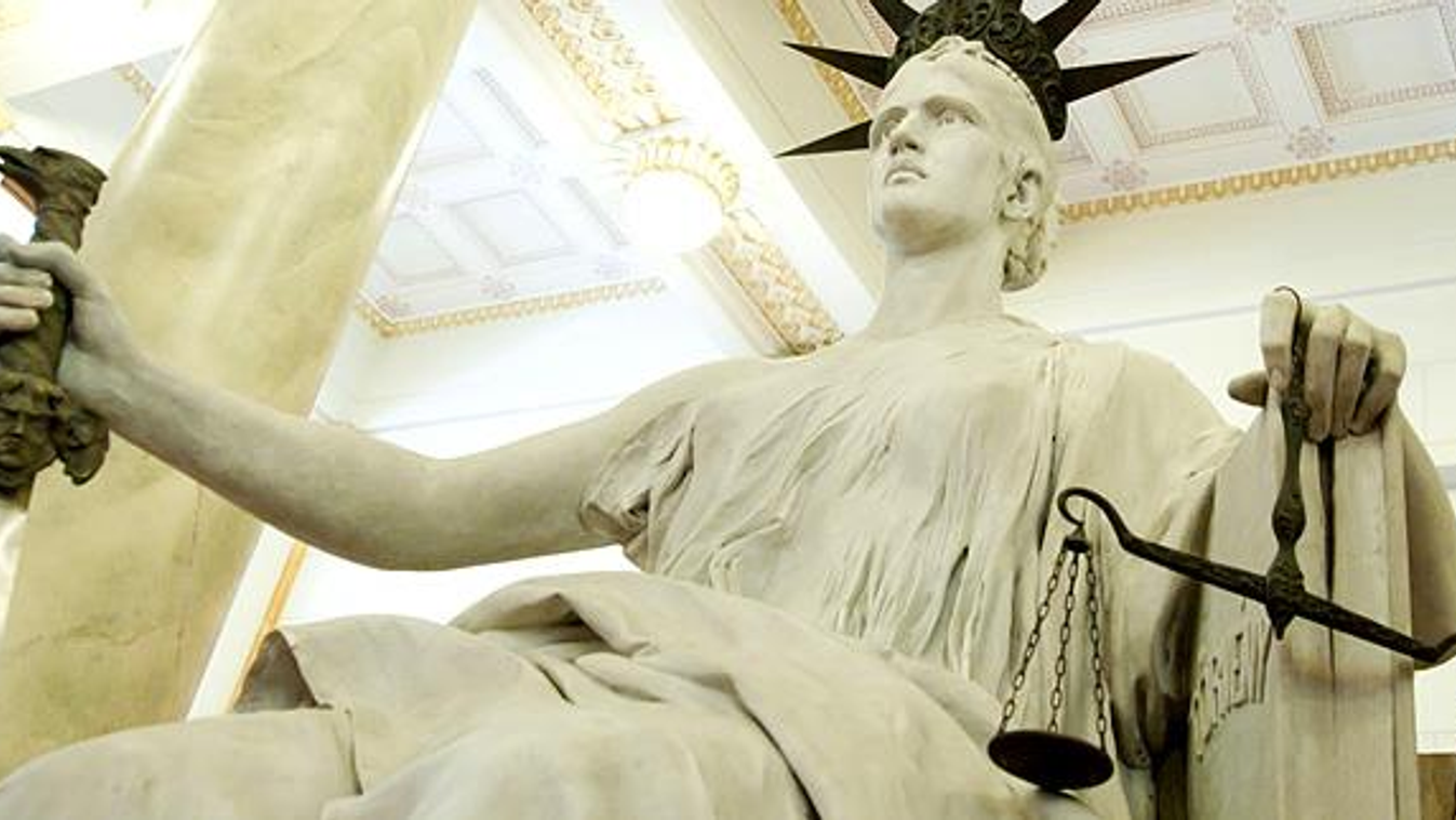 Ab-döntés a bírók nyugdíjazásáról, Justitia szobra a Legfelsőbb Bíróságon, bírák 