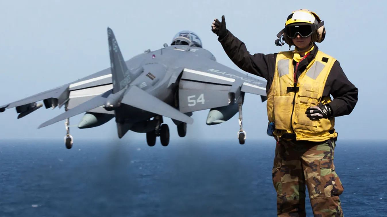 szíriai háború, katonai beavatkozás, egy Harrier vadászrepülő száll fel egy a földközöi tengeren állomásozó amerikai anyahajóról (USS Kearsarge)