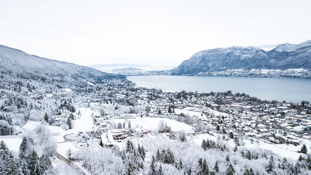 Lake,Annecy,,Tournette,,Mountains,And,Snow,,Sunset,Photo,In,Haute-savoie lake annecy,panoramic,scenic,fir,beautiful,mountain,view,sunset landscape,white,france,sky,haute-savoie,savoie,water,drone,forclaz,snow,annecy lake,lake,forest,mountains,pink,alps,to