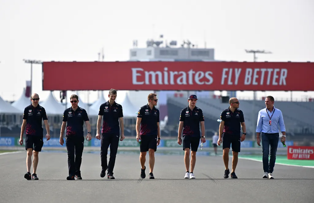 Forma-1, Katari Nagydíj, Red Bull Racing, Gianpiero Lambiase, Max Verstappen, Jos Verstappen 