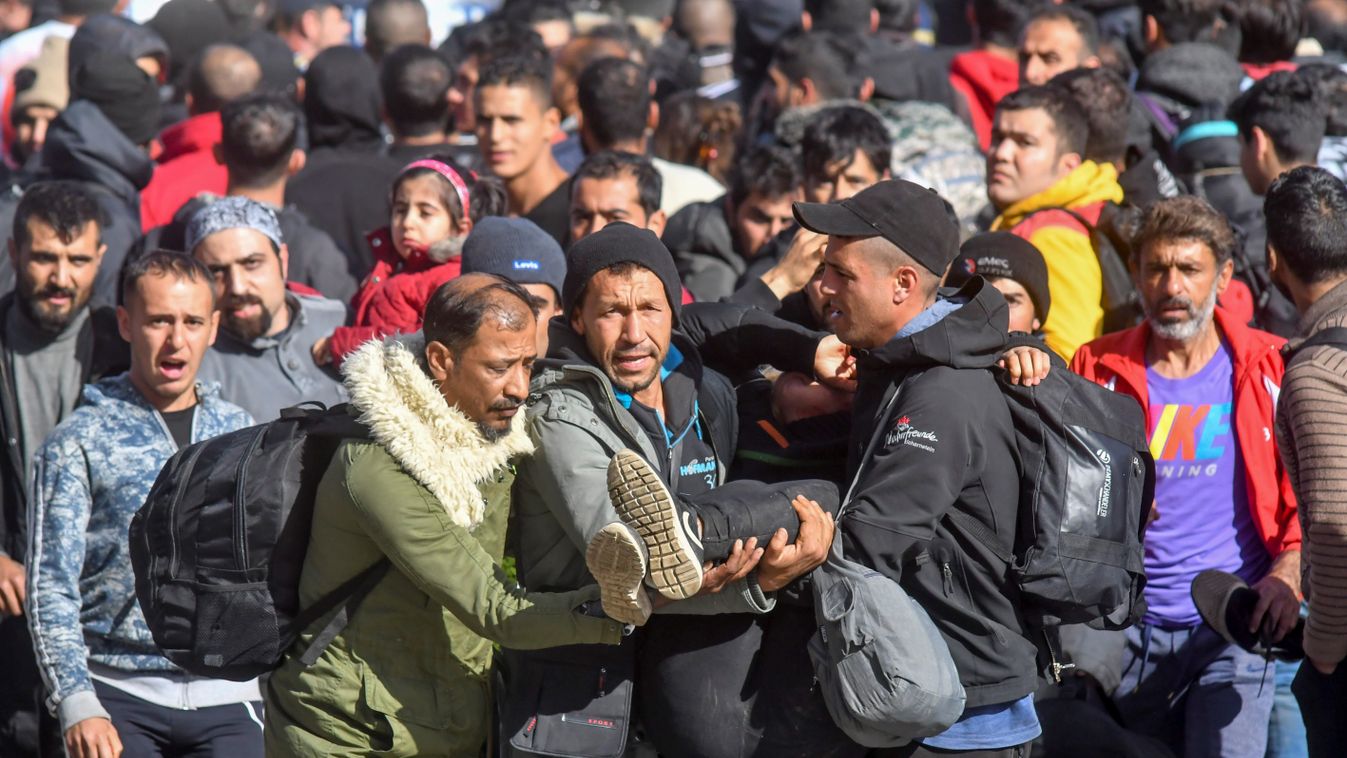 Hundreds of migrants wait at border with Croatia police BORDER Bosnia and Herzegovina Croatia October clash SOCIAL ISSUES Intervention CROSS 2018 photography human 