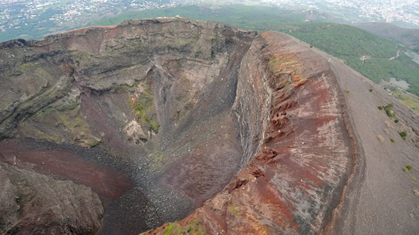 vulkánkitörés-előrejelzés, légifelvétel a Vezúv kráteréről 
