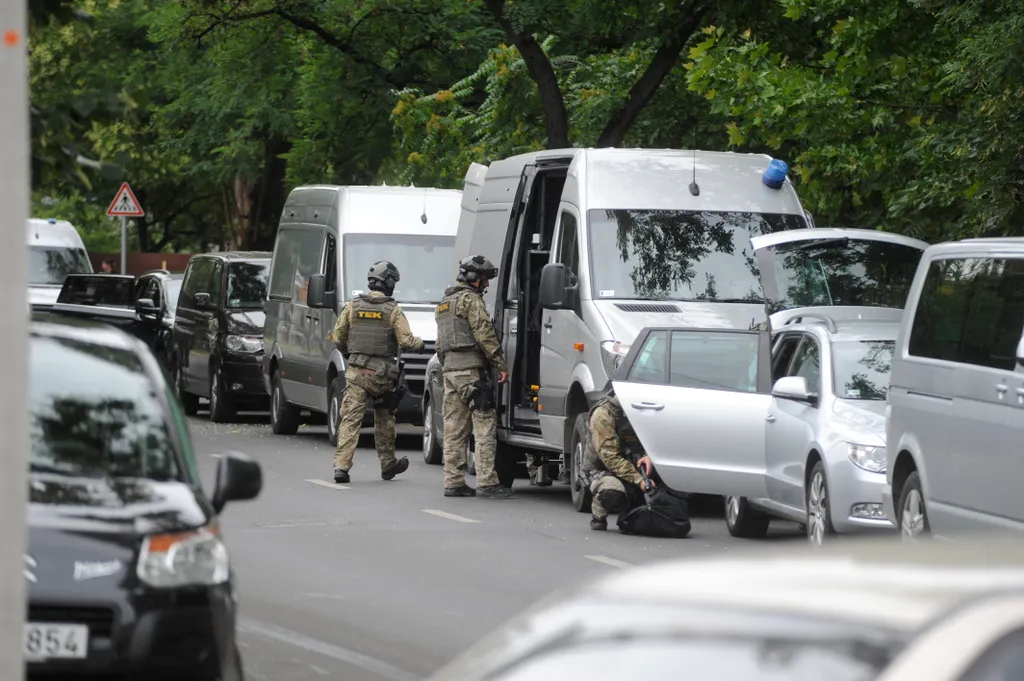 Először rendőrök, majd TEK-esek lepték el Budapesten, a XVIII. kerületi Ráday Gedeon utcát szerdán kora délután. 