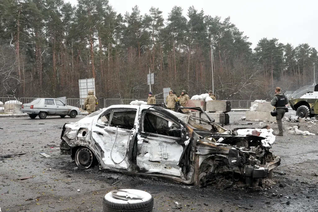 Orosz-ukrán háború, ukrán konfliktus, harc, Brovari, kiégett jármű, kiégett járművek 