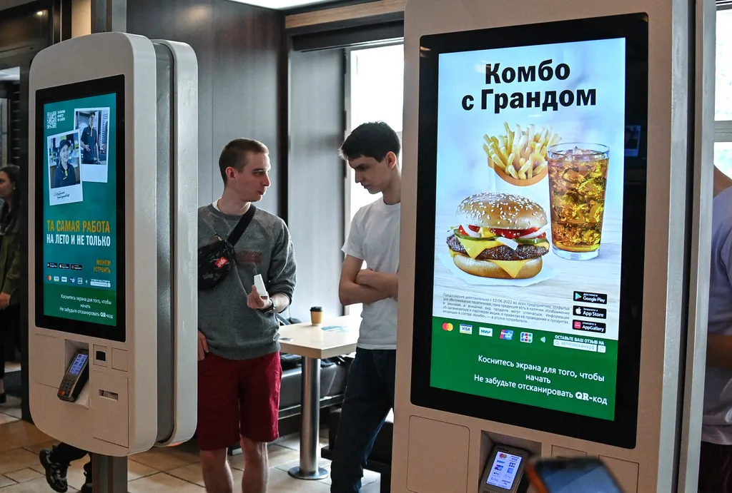 Oroszország, új, gyorsétterem, gyorsétteremlánc, hálózat, megnyílt, nyitás, tömegek, McDonald's, újranyitás 