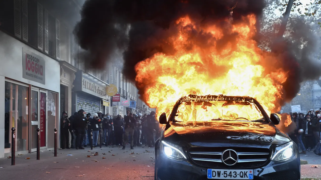 tüntetés, Franciaország, sajtószabadság, rendőri erőszak, gyújtogatás, rongálás, tömeg, 2020.11.28. 