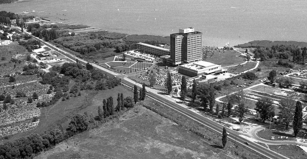 szállodagyár galéria hotel  Magyarország,
Balatonfüred
Marina szálló.
ÉV
1974 