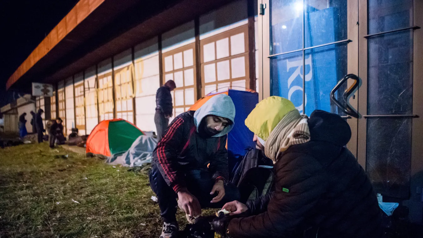 Migránsok a kelebiai határátkelőnél 