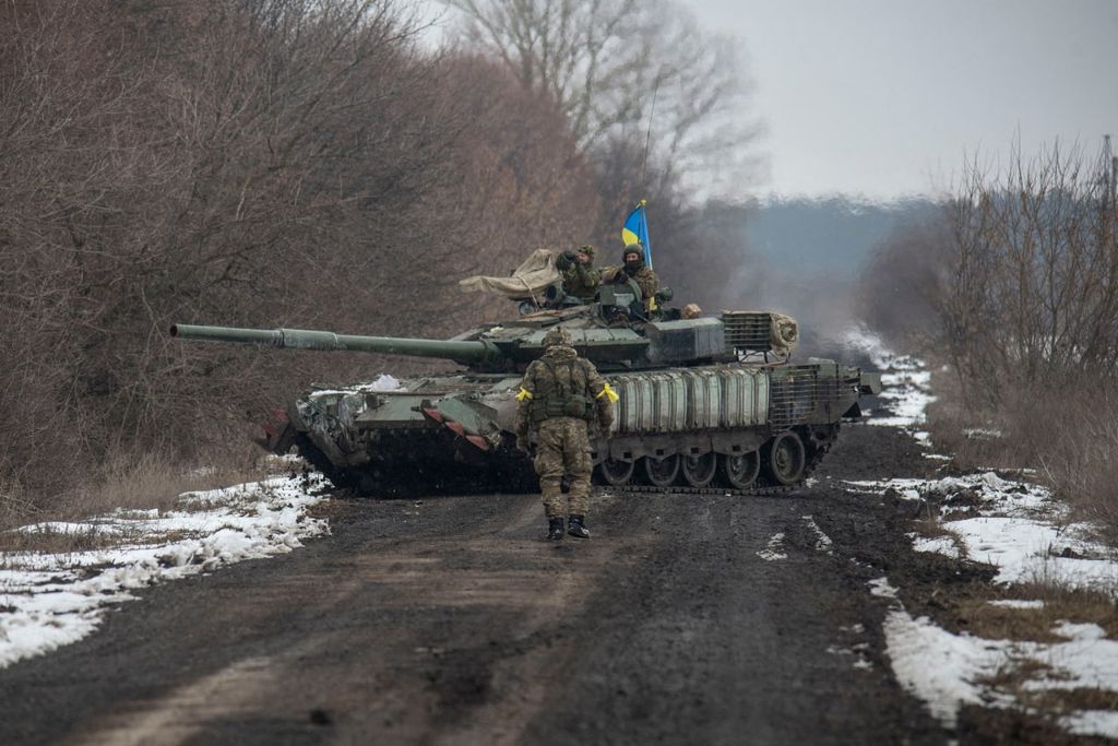 Ukrán válság 2022, ukrán, orosz, háború, Ukrajna, Donbas régió, ukrán katonák, harci jármű 