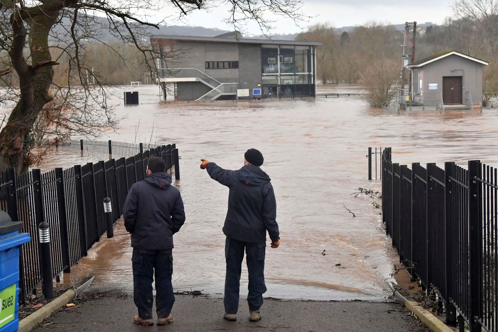 Monmouth, 2020. február 18.
Az áradás okozta pusztítást nézi két férfi a walesi Monmouth településen 2020. február 18-án. A Dennis névre keresztelt vihar következtében a térségre két nap leforgása alatt közel egyhavi csapadék zúdult.
MTI/AP/PA/Ben Birchal