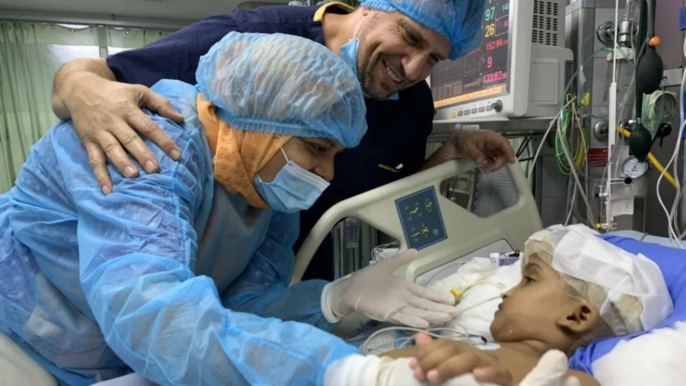 Rabeya ébredés után édesanyja Dr. Csapody Marcell aneszteziológus  bangladesi sziámi ikrek 