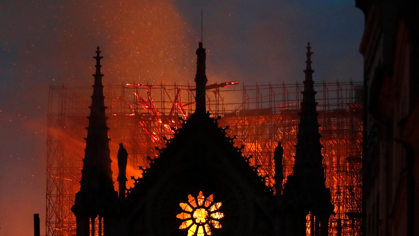 Párizs, 2019. április 16.
Tűz emészti a párizsi Notre-Dame székesegyházat 2019. április 15-én. A lángok a restaurálási munkálatokhoz felállított állványzaton keletkeztek és onnan terjedtek tovább. A tűz következtében összeomlott az épület huszártornya és 