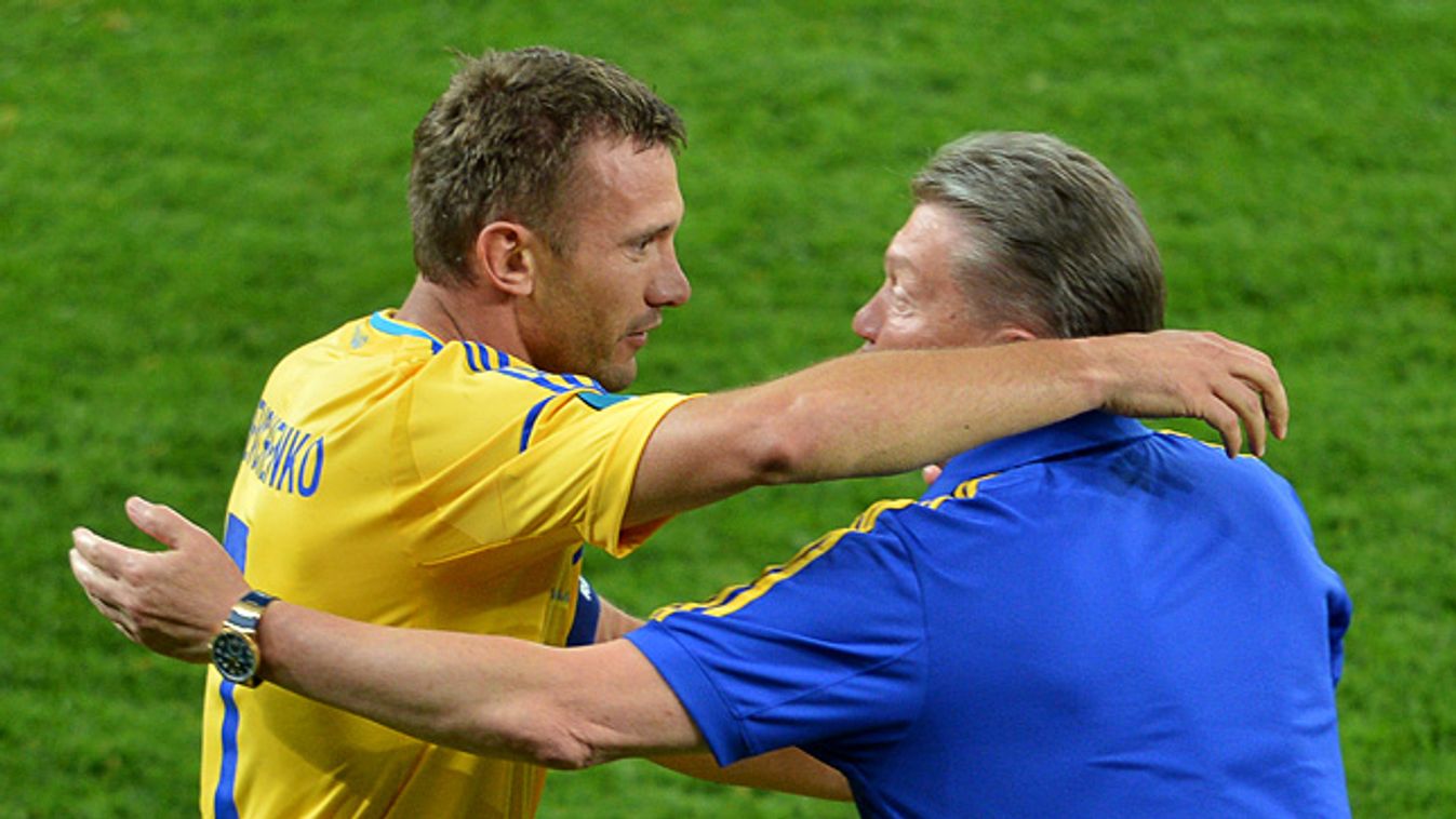 Sevcsenko és Oleg Blohin ölelkeznek az Ukrajan-Svédország meccs után