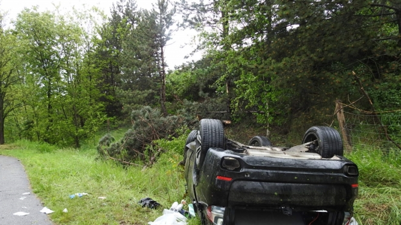 baleset lezuhant autó M1-es Győr 