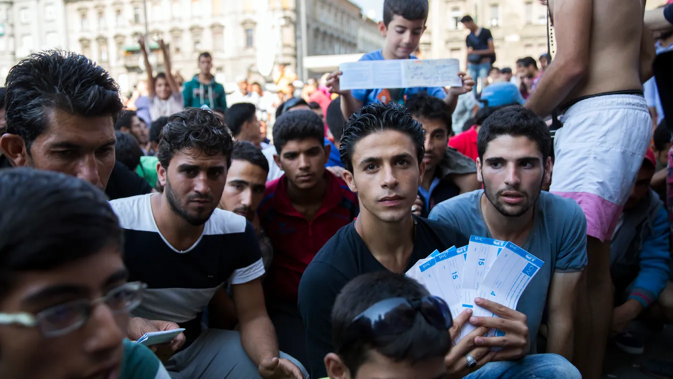 Migráns Menekült Bevándorló Keleti tüntetés Migránsok várnak a Münchenbe induló nemzetközi gyorsvonatra a Keleti páylaudvaron. A jegyeket hiába vették meg, a hatóságok nem engedik fel őket a szerelvényre. A keletit kiürítették, a migránsok spontán tünteté