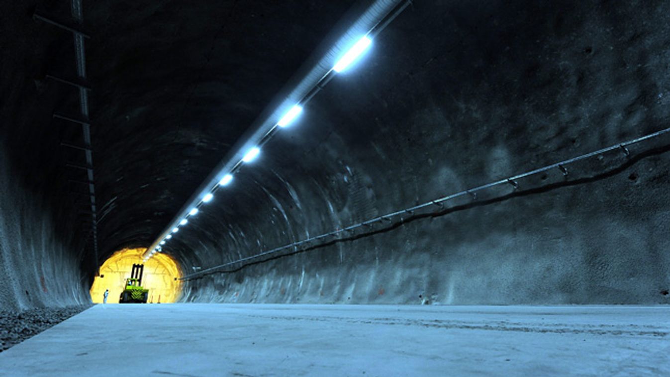 Munkagép helyezi el az első, kilenc atomerőművi hulladékkal megtöltött hordót tartalmazó betonkonténert a Nemzeti Radioaktívhulladék-tároló első föld alatti kamrájának felavatásán Bátaapátiban