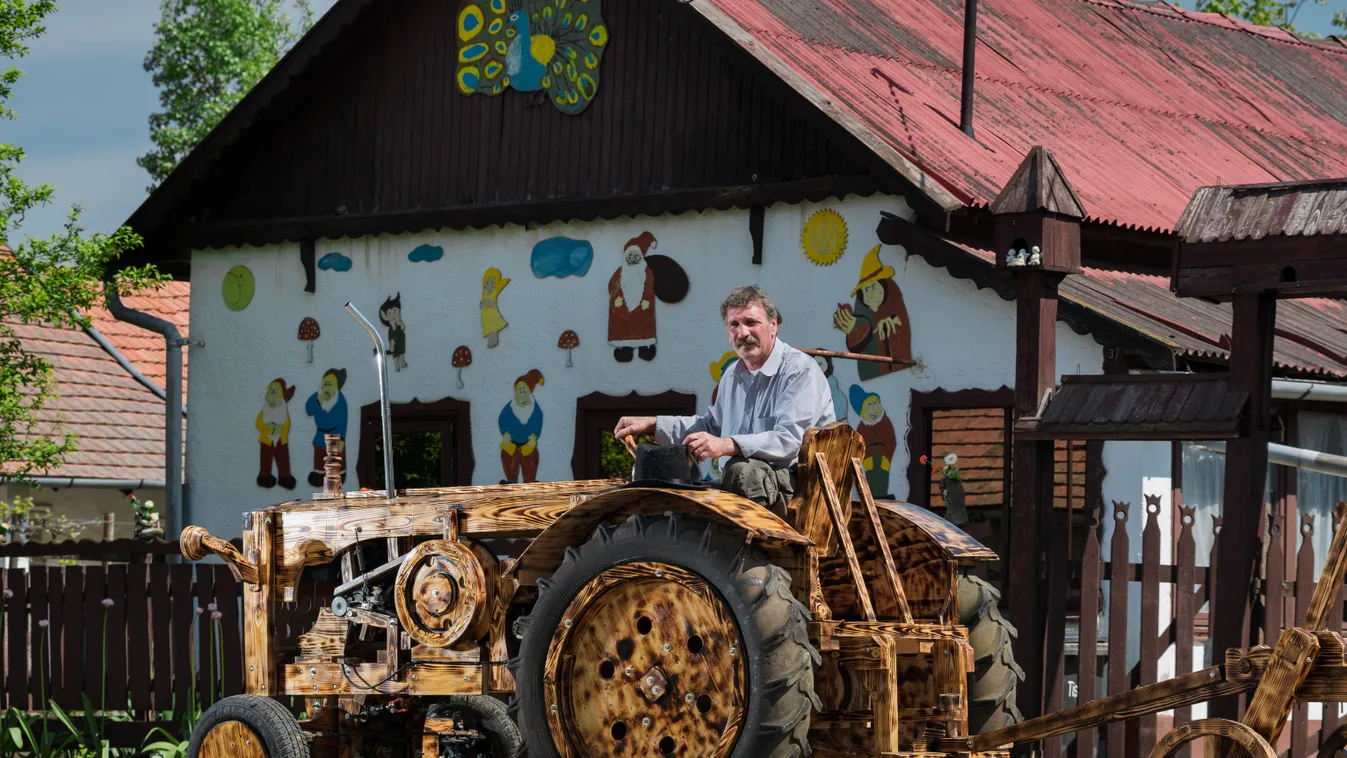 Fából készített traktor egy magyar férfi 
