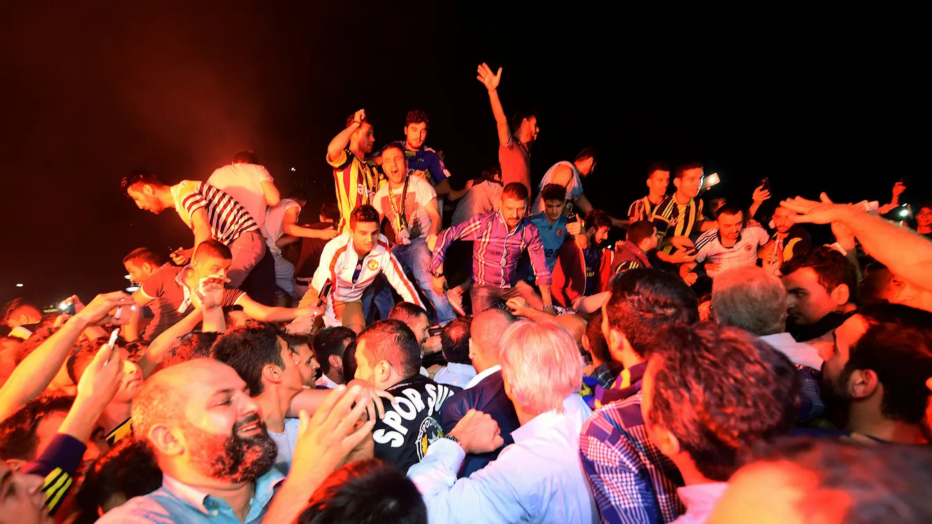 a fenerbahce szurkolói ünneplik Nani érkezését 