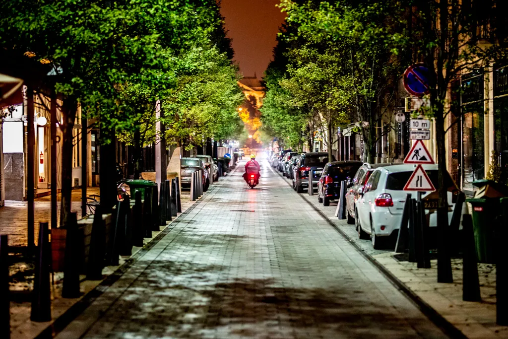 koronavírus, kijárási tilalom, kijárási, korlátozás, Budapest, este, üres utca, motoros futár 