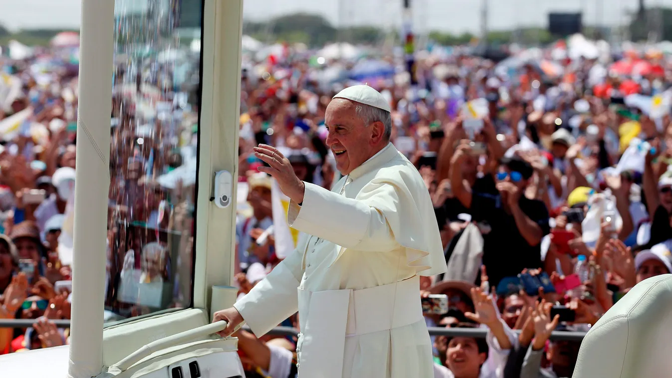 FERENC pápa Guayaquil, 2015. július 6.
A dél-amerikai körútjának első állomásán Ecuadorban tartózkodó Ferenc pápa pápamobilján szabadtéri miséjére érkezik a guayaquili Samanes Parkba 2015. július 6-án. (MTI/EPA/Leonardo Munoz) 