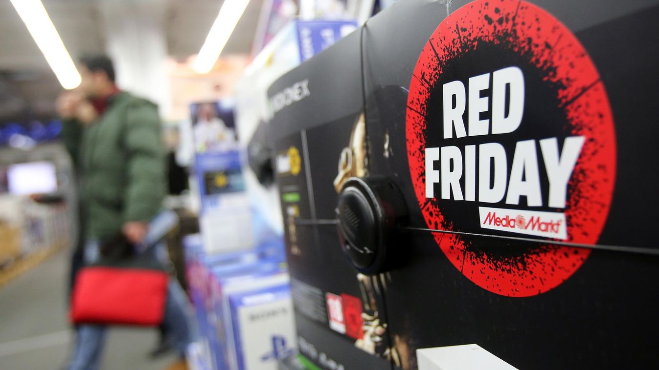 Black Friday ECONOMY COMMERCE prices Consumer nwf lnw 23 November 2018, Hamburg: "Red Friday" is written on a sticker in a Media Markt store in Hamburg on discount day Black Friday. According to estimates by the Handelsverband Deutschland (HDE), the disco